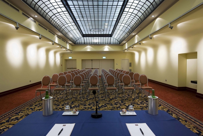 Imagen de los interiores del Hotel JR Hotels Oriente Bari. Foto 12