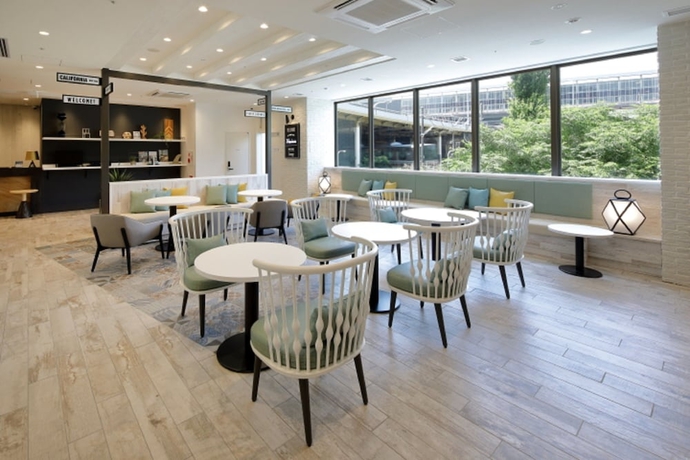 Imagen de los interiores del Hotel JR WEST GROUP VIA INN SHINOSAKA SHOMENGUCHI. Foto 17