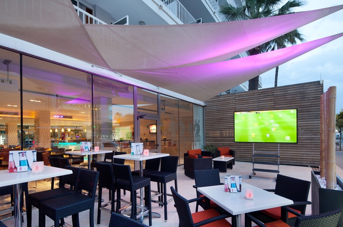 Imagen del bar/restaurante del Hotel JS Sol de Alcudia. Foto 4