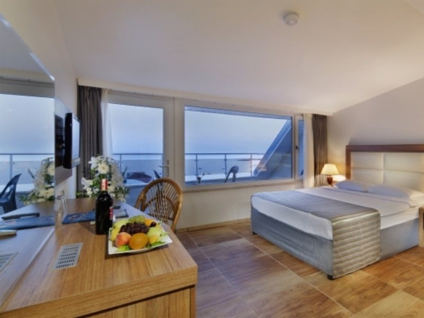 Imagen general del Hotel JUSTINIANO BEACH. Foto 1