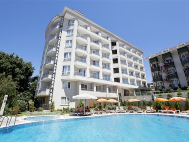 Imagen general del Hotel JUSTINIANO BEACH. Foto 4