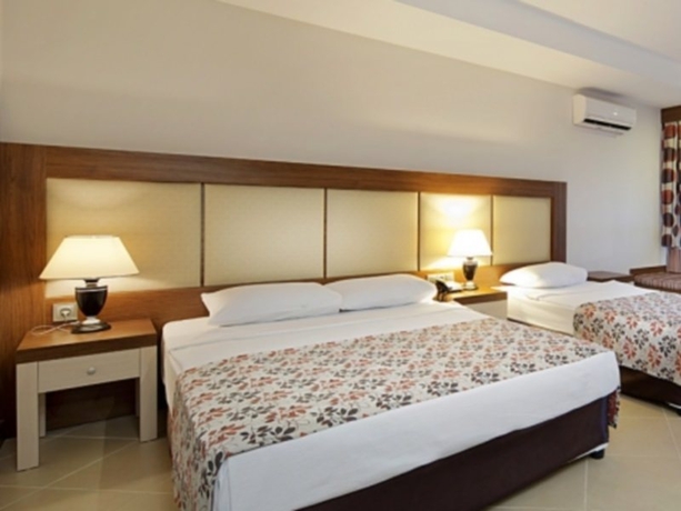 Imagen general del Hotel JUSTINIANO BEACH. Foto 5