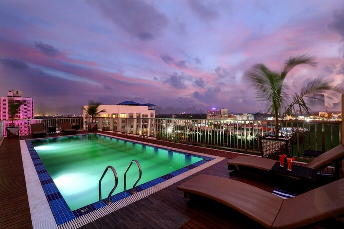 Imagen de la piscina del Hotel JVK Park. Foto 32