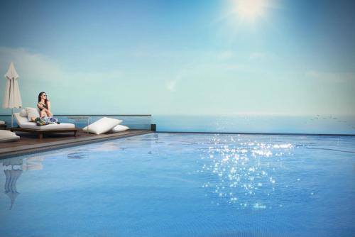 Imagen de la piscina del Hotel JW Marriott Istanbul Marmara Sea. Foto 20