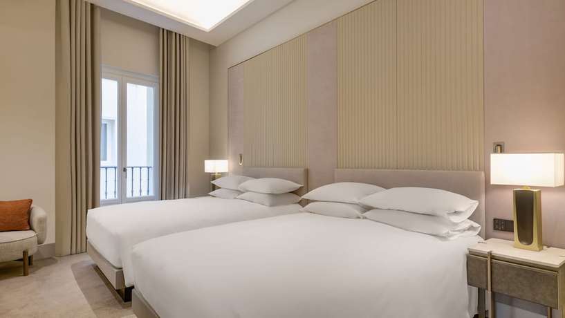 Imagen de la habitación del Hotel JW Marriott Madrid. Foto 5