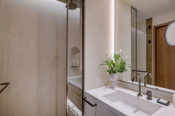 Imagen de la habitación del Hotel JW Marriott Madrid. Foto 9