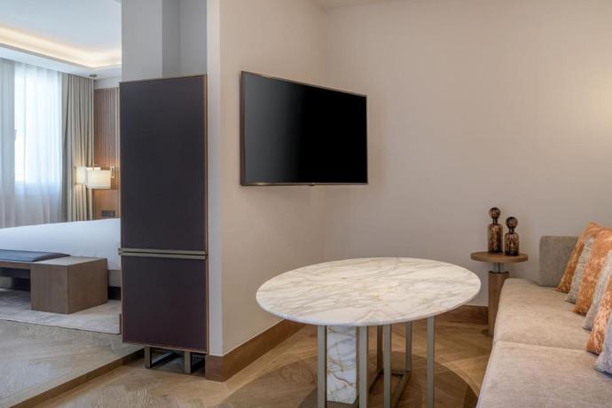 Imagen de la habitación del Hotel JW Marriott Madrid. Foto 12