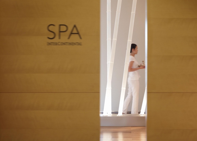 Imagen de la piscina del Hotel JW Marriott and Suites Saigon. Foto 16