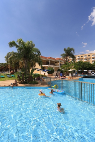 Imagen de la piscina del Hotel Jacaranda Apartments. Foto 9