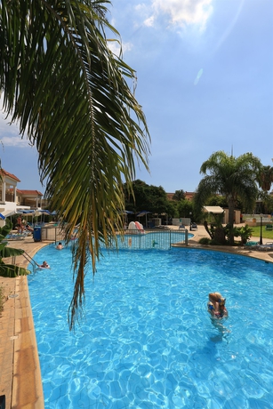 Imagen de la piscina del Hotel Jacaranda Apartments. Foto 10