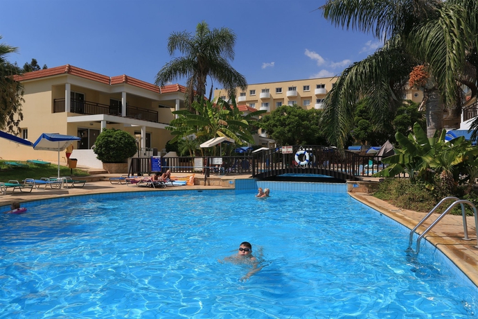 Imagen de la piscina del Hotel Jacaranda Apartments. Foto 11