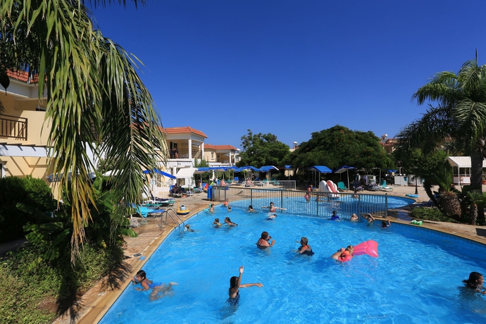 Imagen de la piscina del Hotel Jacaranda Apartments. Foto 13
