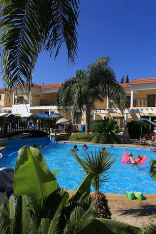 Imagen de la piscina del Hotel Jacaranda Apartments. Foto 14