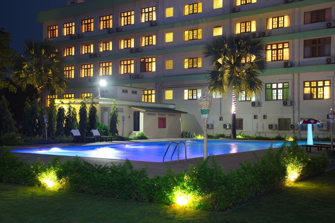 Imagen de la piscina del Hotel Jade Royal. Foto 17