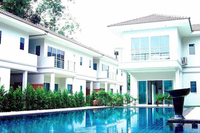 Imagen de la piscina del Hotel Jai House Phuket. Foto 30