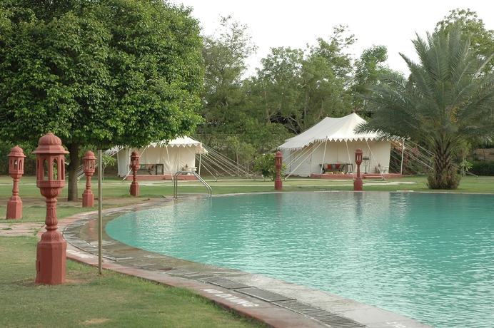Imagen de la piscina del Hotel Jai Mahal Palace. Foto 16