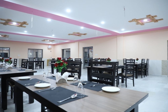 Imagen del bar/restaurante del Hotel Jain Empire Resort and Camp. Foto 2