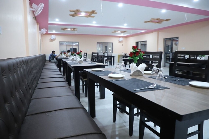 Imagen del bar/restaurante del Hotel Jain Empire Resort and Camp. Foto 3