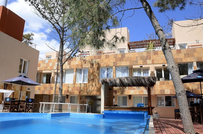 Imagen de la piscina del Hotel Jaina Resort and Spa. Foto 19