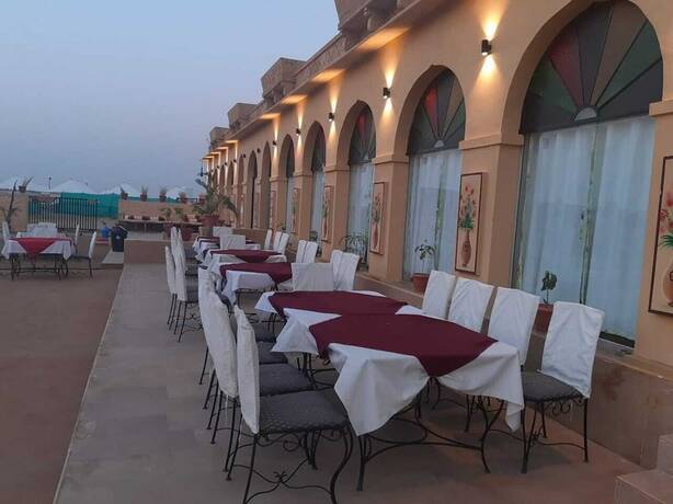 Imagen del bar/restaurante del Hotel Jaisalmer Desert Safari Camps And Resort. Foto 13