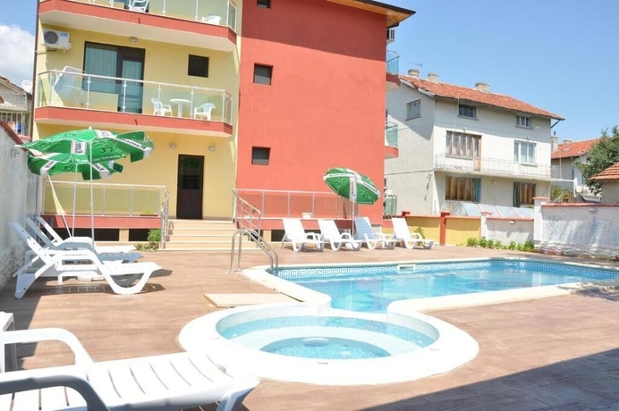 Imagen de la piscina del Hotel Jaky. Foto 15