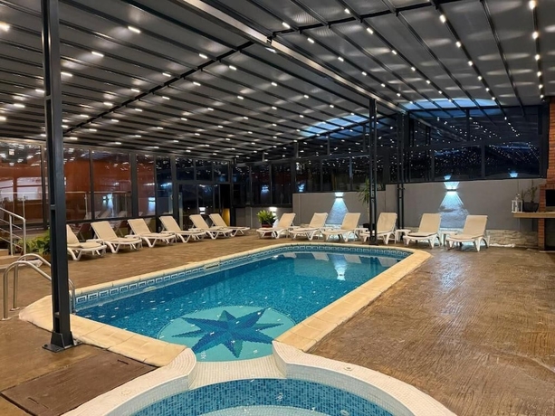 Imagen de la piscina del Hotel Jaky. Foto 16