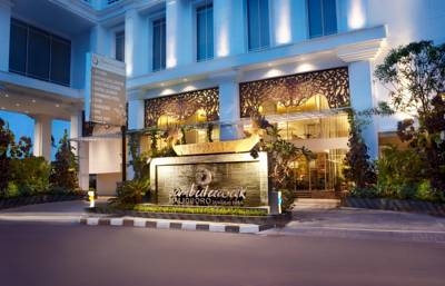 Imagen de los exteriores del Hotel Jambuluwuk Malioboro Yogyakarta. Foto 9