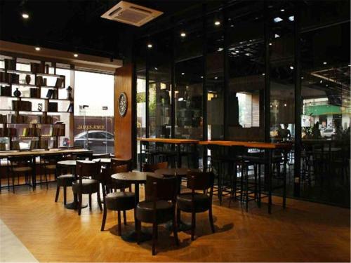 Imagen de la habitación del Hotel James Joyce Qingyuan City Hall. Foto 7