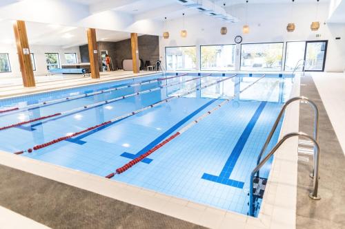 Imagen de la piscina del Hotel J&j Sport Center. Foto 12