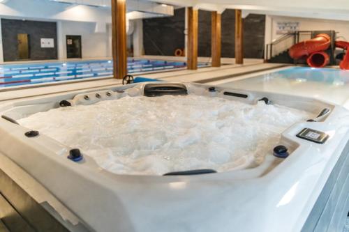 Imagen de la piscina del Hotel J&j Sport Center. Foto 13