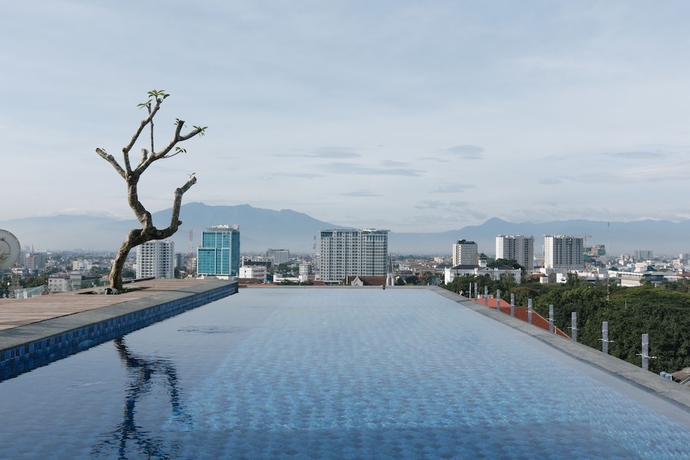 Imagen de la piscina del Hotel Janevalla Bandung. Foto 15