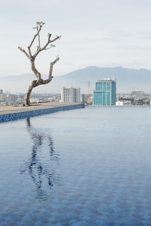 Imagen de la piscina del Hotel Janevalla Bandung. Foto 16