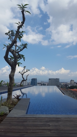 Imagen de la piscina del Hotel Janevalla Bandung. Foto 17