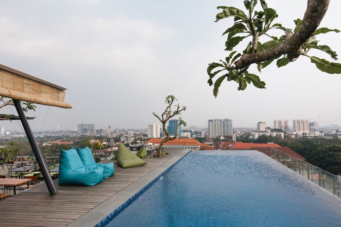 Imagen de la piscina del Hotel Janevalla Bandung. Foto 18