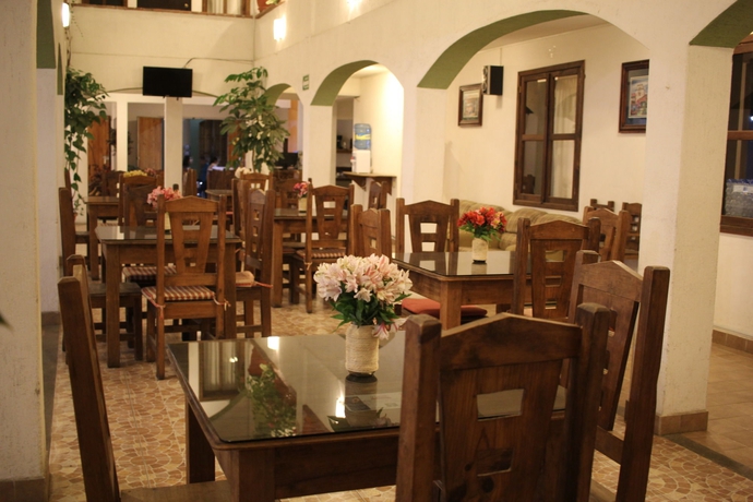 Imagen del bar/restaurante del Hotel Jardines De Luz. Foto 2