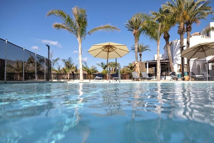Imagen de la piscina del Hotel Jardines de la Mata. Foto 16