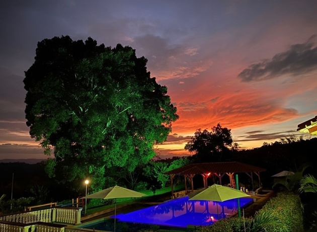 Imagen de la piscina del Hotel Jardines del cafe entre nubes. Foto 16