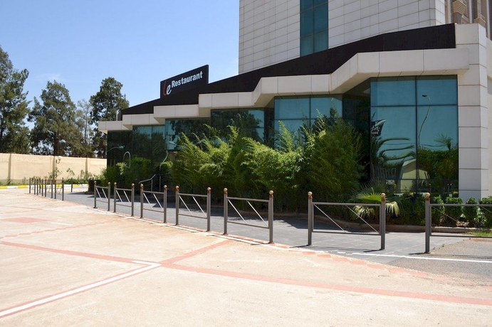 Imagen de los exteriores del Hotel Jardy and Suites. Foto 12