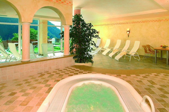 Imagen de la piscina del Hotel J&auml;gerhof Geniesser and Wanderhotel. Foto 20