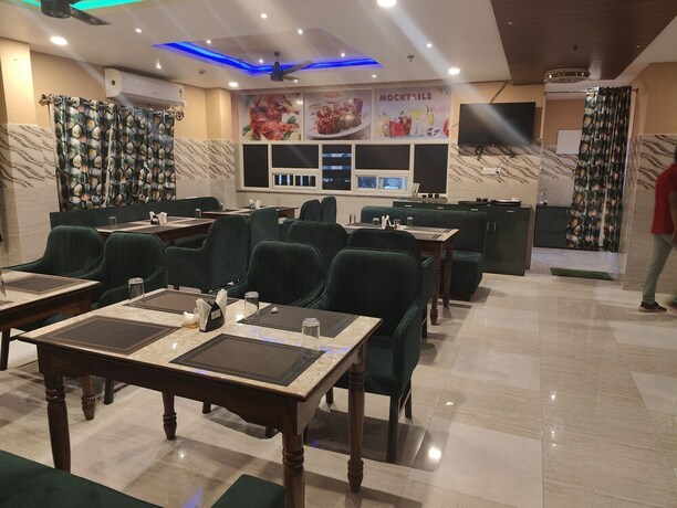 Imagen del bar/restaurante del Hotel Jayadeep. Foto 8