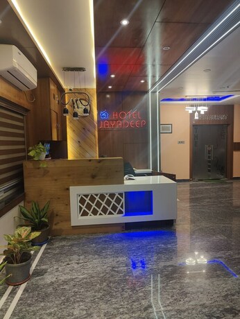 Imagen de los interiores del Hotel Jayadeep. Foto 10