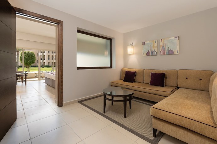 Imagen de la habitación del Hotel Jaz Crystal, Almaza Bay. Foto 9