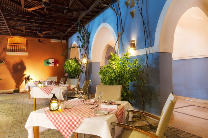 Imagen del bar/restaurante del Hotel Jaz Dar El Madina. Foto 10