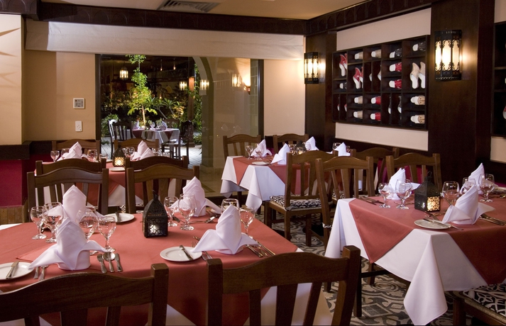 Imagen del bar/restaurante del Hotel Jaz Dar El Madina. Foto 11