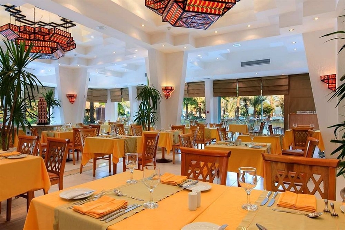 Imagen del bar/restaurante del Hotel Jaz Fayrouz. Foto 1