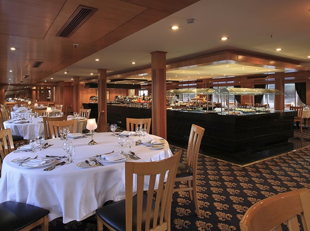 Imagen del bar/restaurante del Hotel Jaz Imperial Nile Imperial Cruise - Every Thursday From Luxor- Aswan- Luxor For 07 Nights. Foto 5