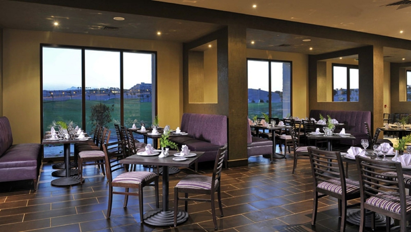 Imagen del bar/restaurante del Hotel Jaz Makadi Saraya Palms - All Inclusive. Foto 2