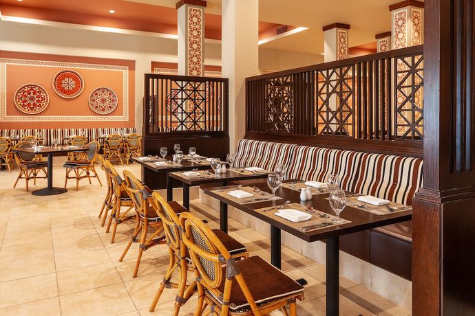 Imagen del bar/restaurante del Hotel Jaz Tamerina, Almaza Bay. Foto 7