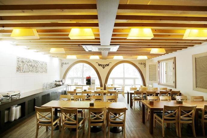 Imagen del bar/restaurante del Hotel Jeju Airport Hotel. Foto 4