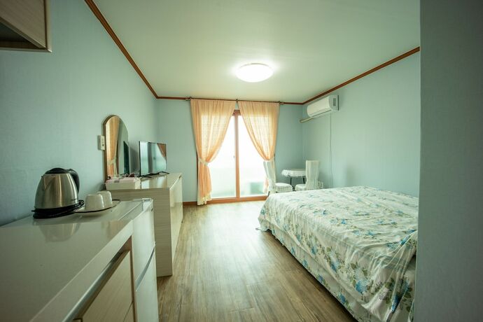 Imagen de la habitación del Hotel Jeju Badagurigi. Foto 20